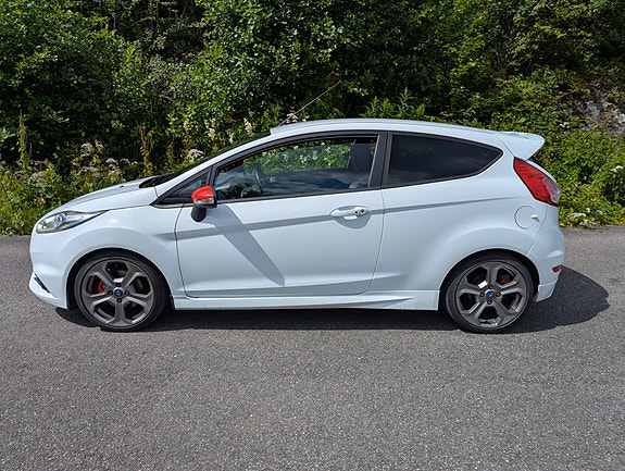 Ford Fiesta 3 of 5