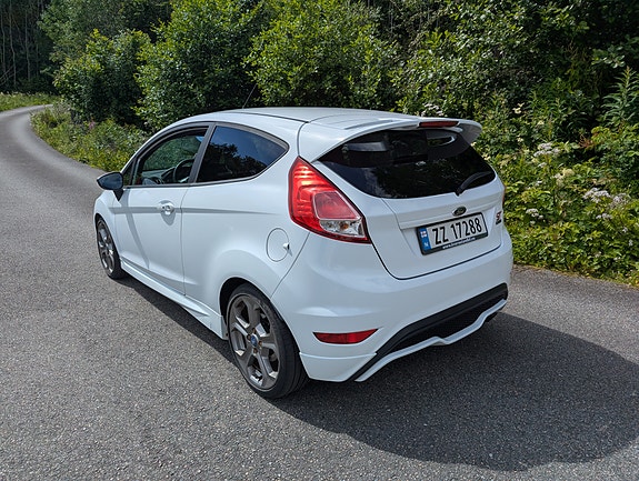 Ford Fiesta 4 of 5