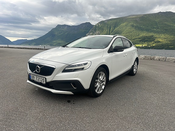 Volvo V40 Cross Country 2 of 5