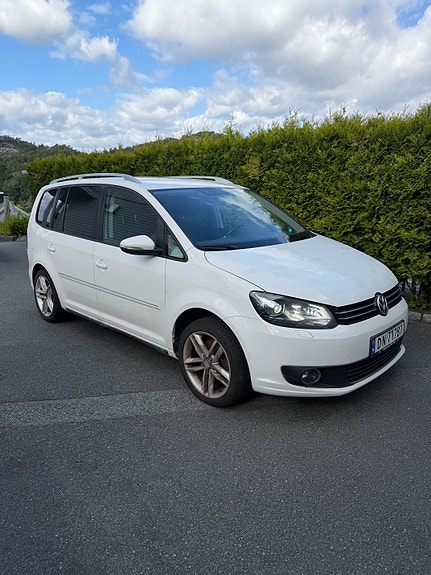Volkswagen Touran 2 of 5