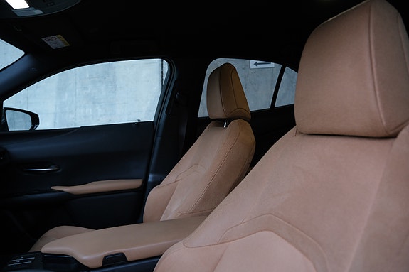 Lexus UX250h 14 of 18