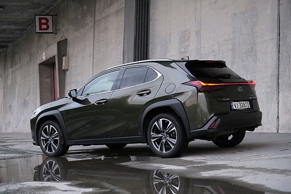 Lexus UX250h 7 of 18