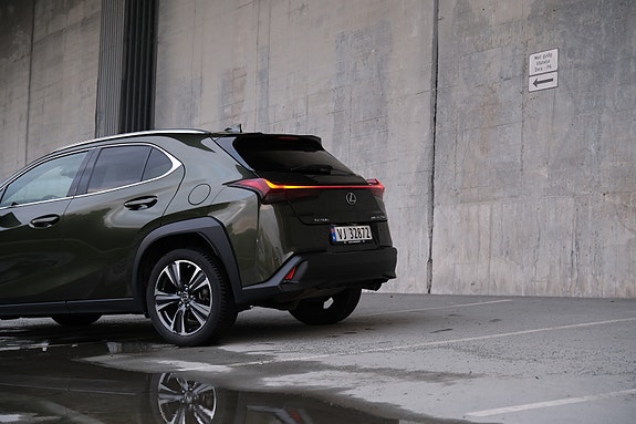 Lexus UX250h 6 of 18
