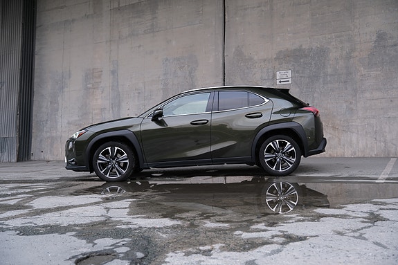 Lexus UX250h 11 of 18