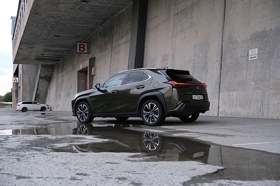 Lexus UX250h 5 of 18