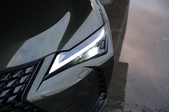 Lexus UX250h 4 of 18