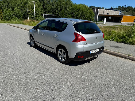 Peugeot 3008 2 of 5