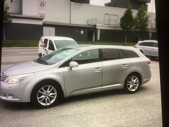 Toyota Avensis 2 of 5