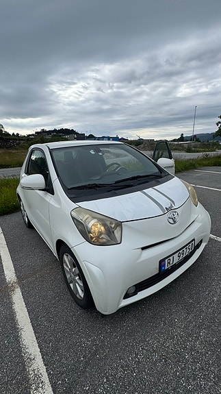 Toyota IQ 3 of 5