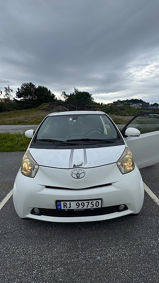 Toyota IQ 2 of 5