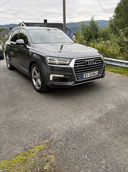 Audi Q7 2 of 6