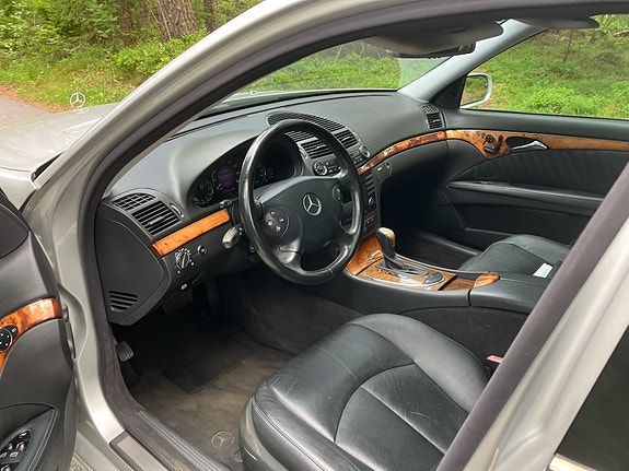 Mercedes-Benz E500 8 of 16