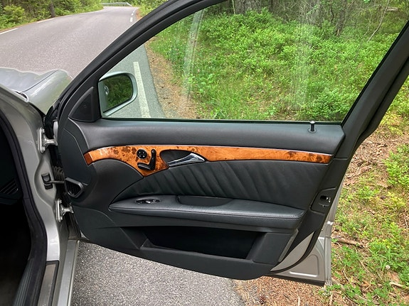 Mercedes-Benz E500 11 of 16