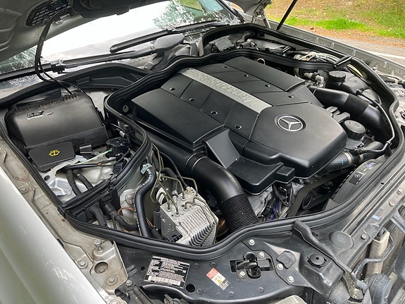 Mercedes-Benz E500 13 of 16