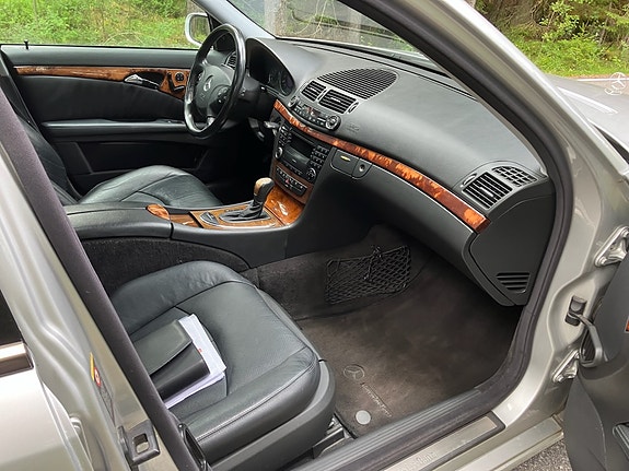 Mercedes-Benz E500 6 of 16