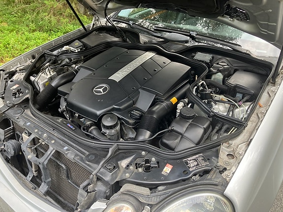 Mercedes-Benz E500 12 of 16