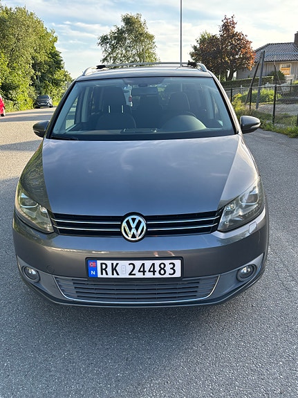 Volkswagen Touran 2 of 5