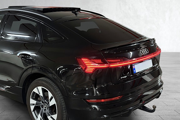 Audi e-tron Sportback 3 of 5