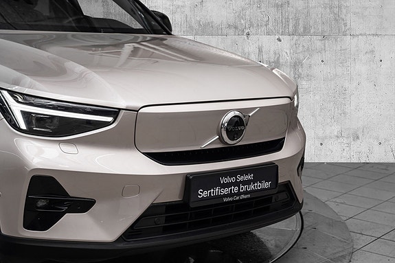 Volvo XC40 2 of 5