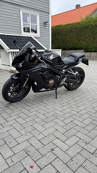Honda CBR 650 R 3 of 7