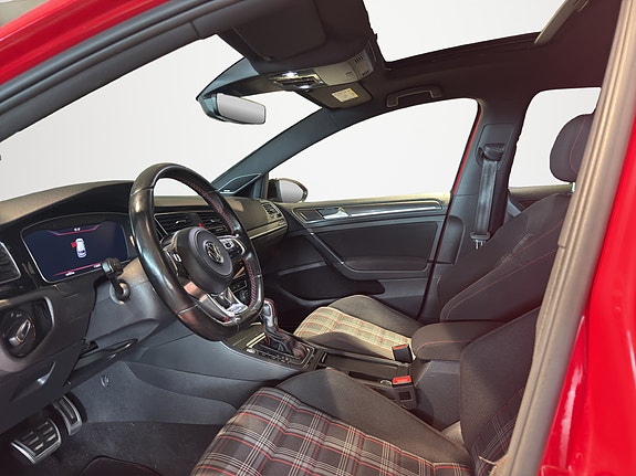 Volkswagen Golf VII 19 of 30