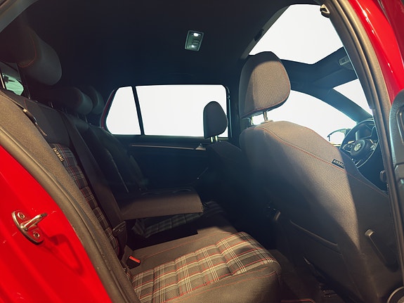 Volkswagen Golf VII 24 of 30