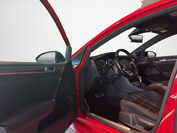 Volkswagen Golf VII 30 of 30
