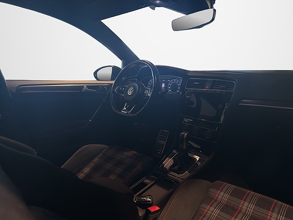 Volkswagen Golf VII 26 of 30