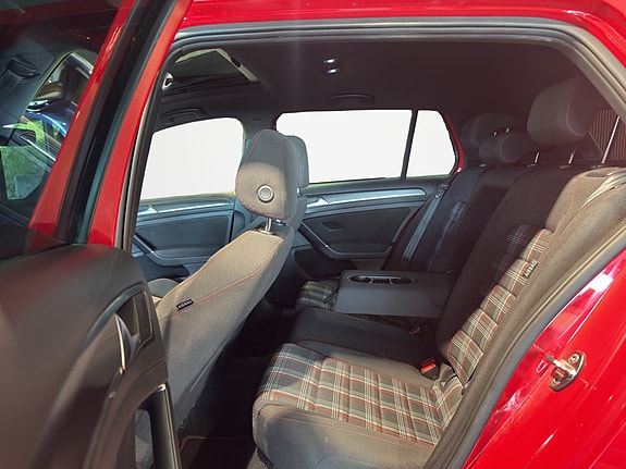 Volkswagen Golf VII 21 of 30