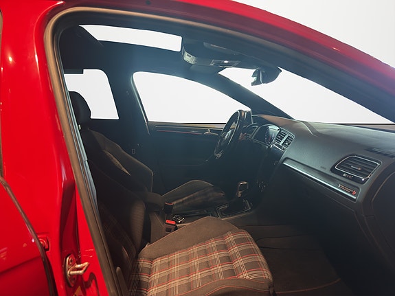 Volkswagen Golf VII 23 of 30