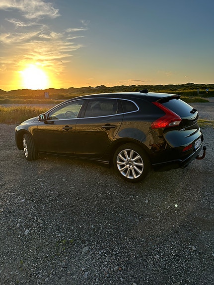 Volvo V40 2 of 5