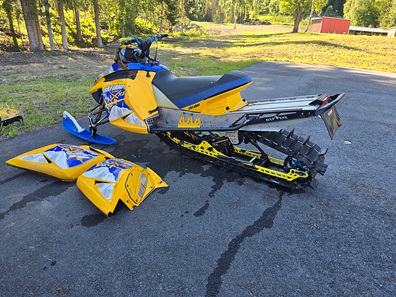 Ski-doo Summit XRS 3 of 5