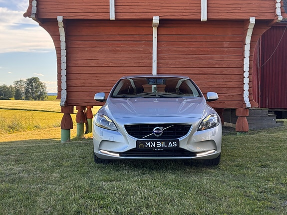 Volvo V40 2 of 5