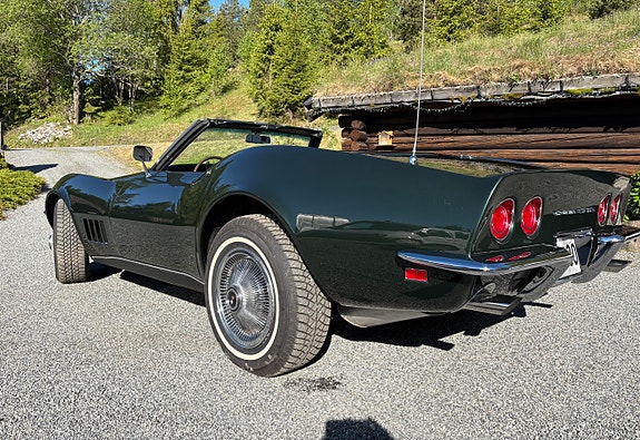 Chevrolet Corvette 4 of 5