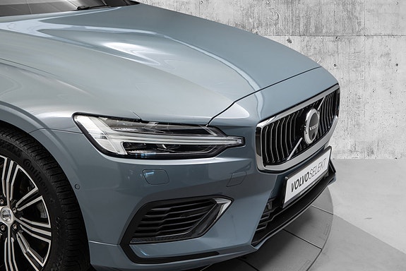 Volvo S60 2 of 5