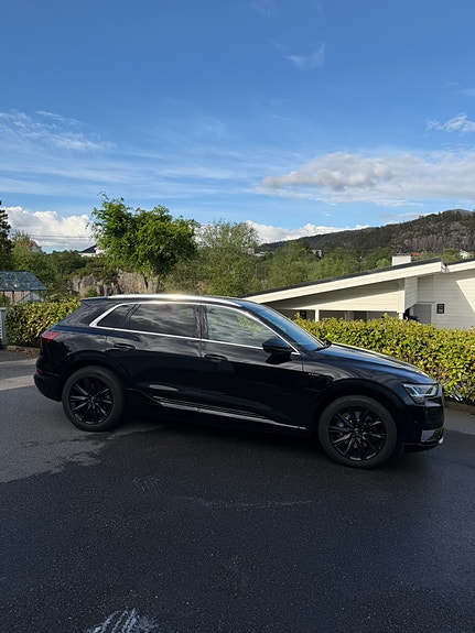 Audi e-tron 2 of 5