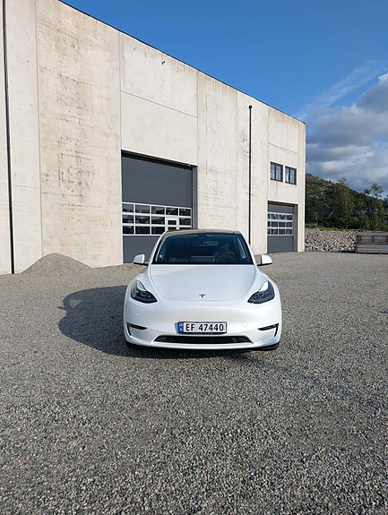 Tesla Model Y 2 of 5