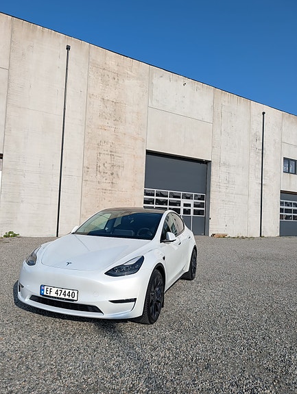 Tesla Model Y 3 of 5