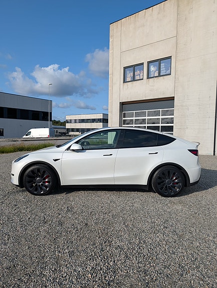 Tesla Model Y 4 of 5