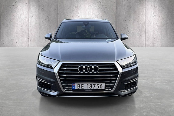 Audi Q7 2 of 5