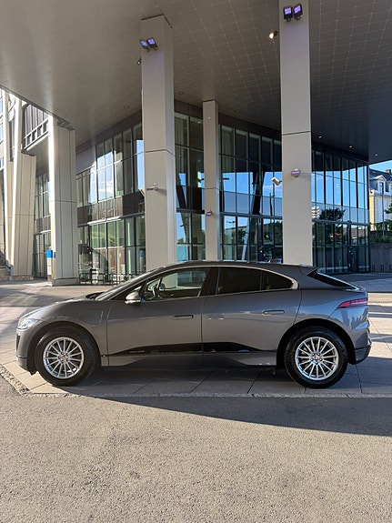 Jaguar I-PACE 4 of 5