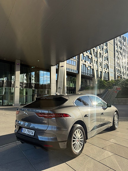 Jaguar I-PACE 3 of 5