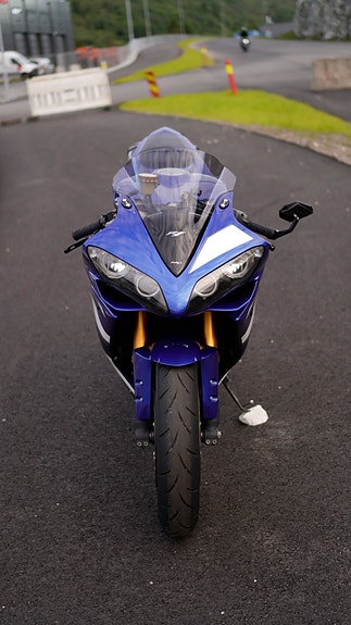 Yamaha YZF-R1 8 of 17
