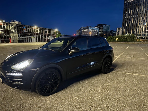 Porsche Cayenne 2 of 5