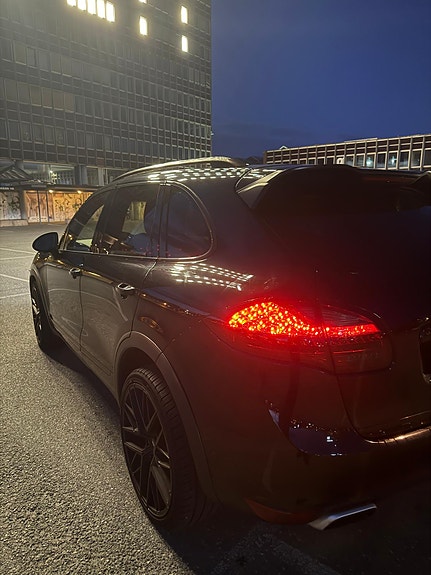 Porsche Cayenne 4 of 5