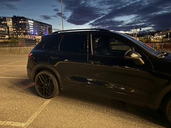 Porsche Cayenne 6 of 12