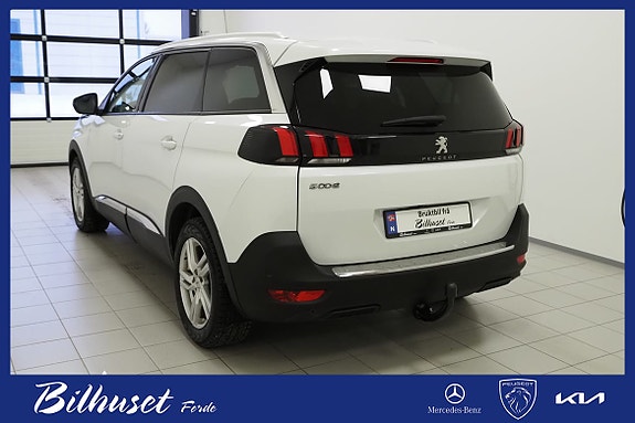Peugeot 5008 2 of 5