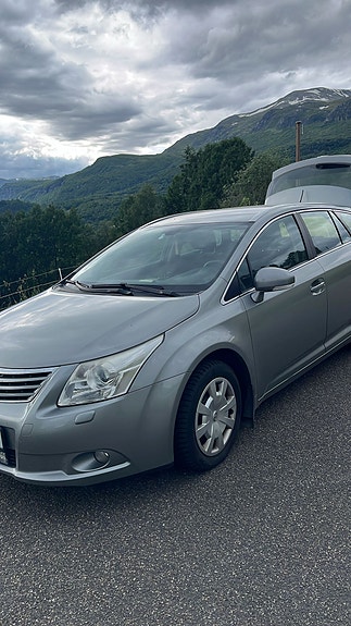 Toyota Avensis 2 of 5
