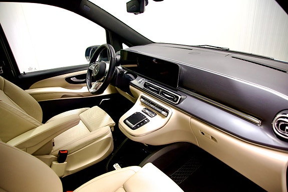 Mercedes-Benz EQV300 2 of 5