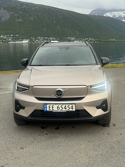 Volvo XC40 2 of 14